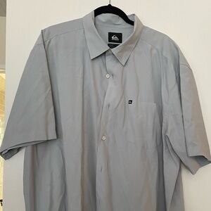 Men’s Quicksilver short sleeve button shirt. Light grey/blue. Size XXL.